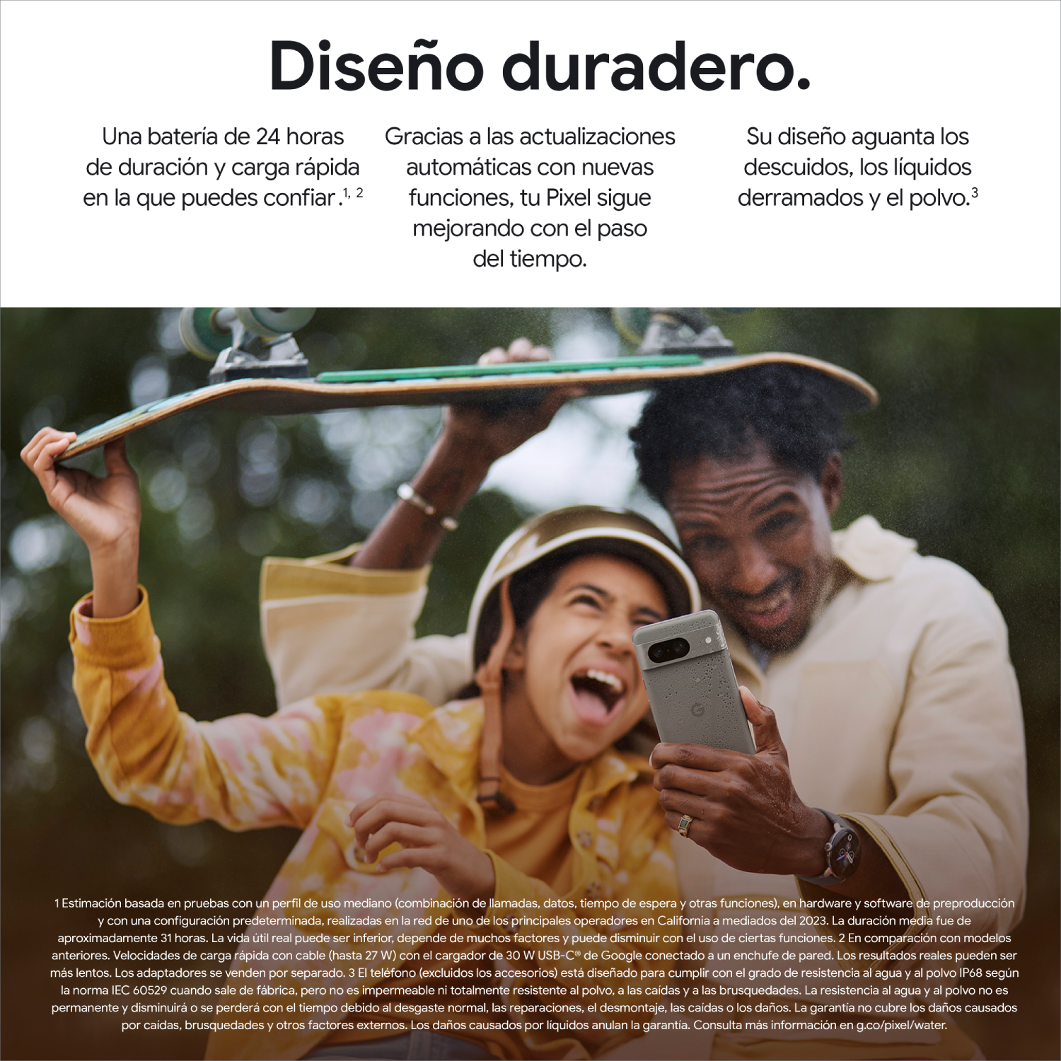 Personas con un teléfono, texto sobre durabilidad y un fondo con una patineta. Publicidad.