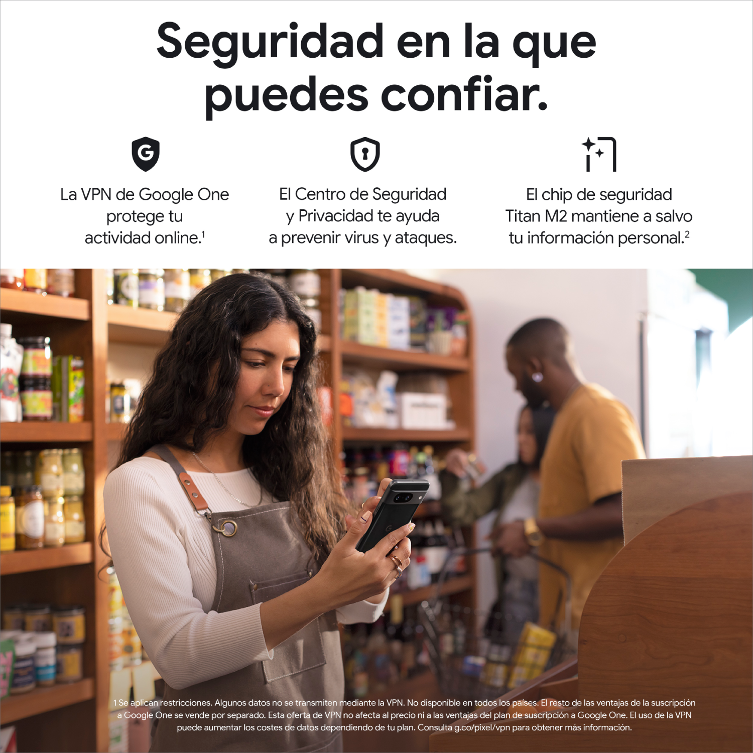 Mujer con delantal usando un teléfono en una tienda. Texto sobre seguridad en la parte superior.