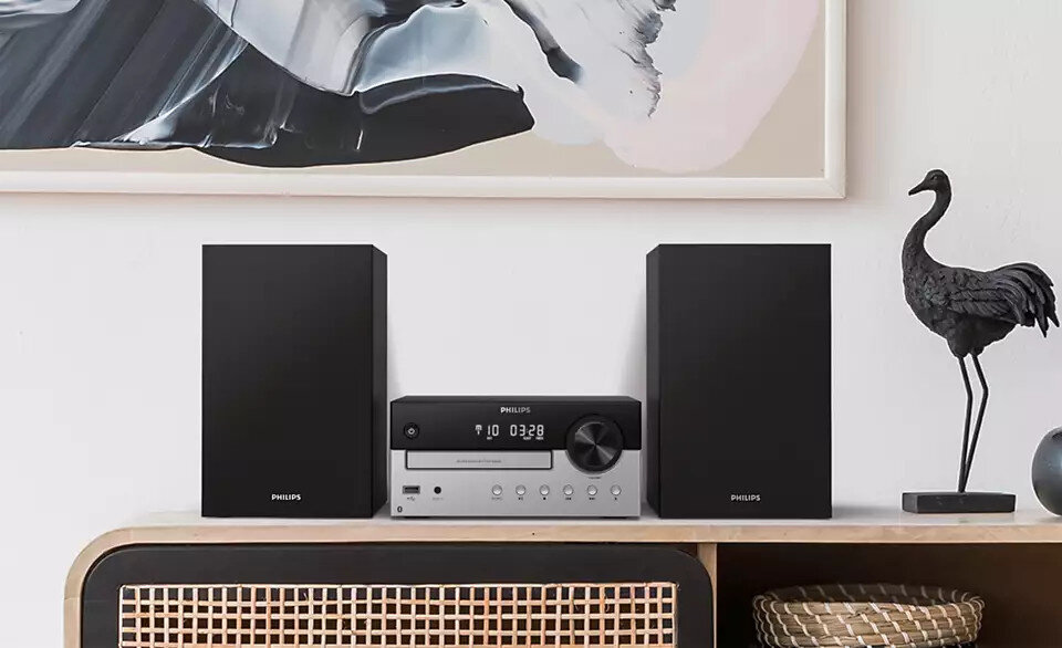 Czarny system stereo Philips z odtwarzaczem CD i dwoma głośnikami.