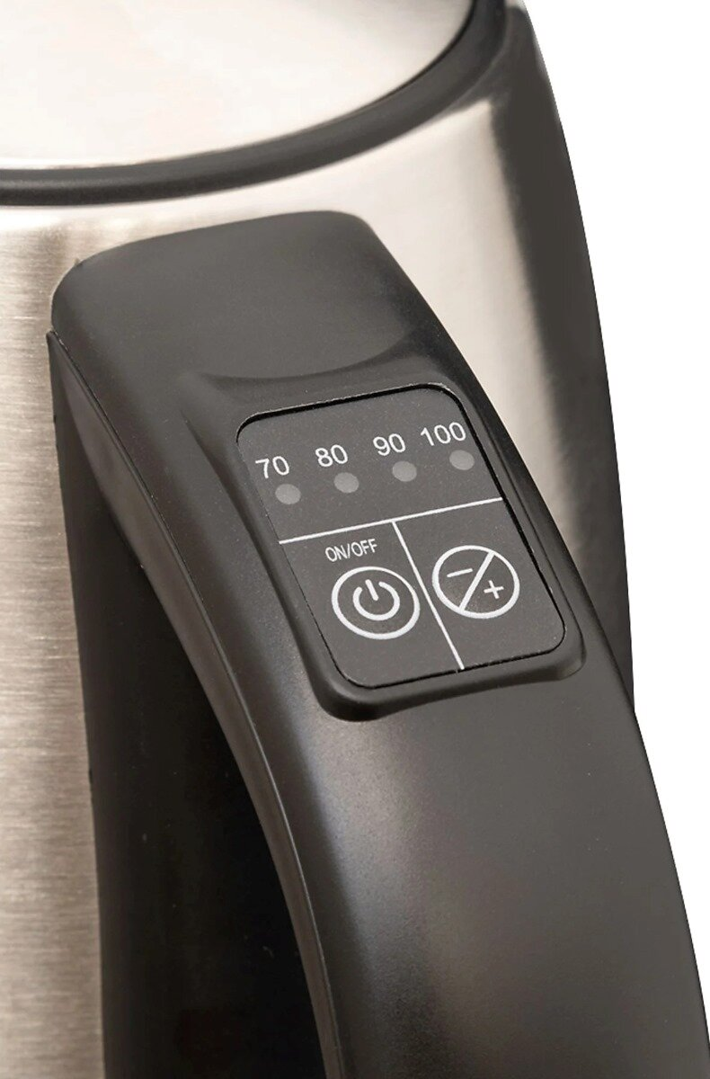 Zbliżenie czarnego uchwytu czajnika z ustawieniami temperatury i przyciskami włączania/wyłączania. Stal nierdzewna.
