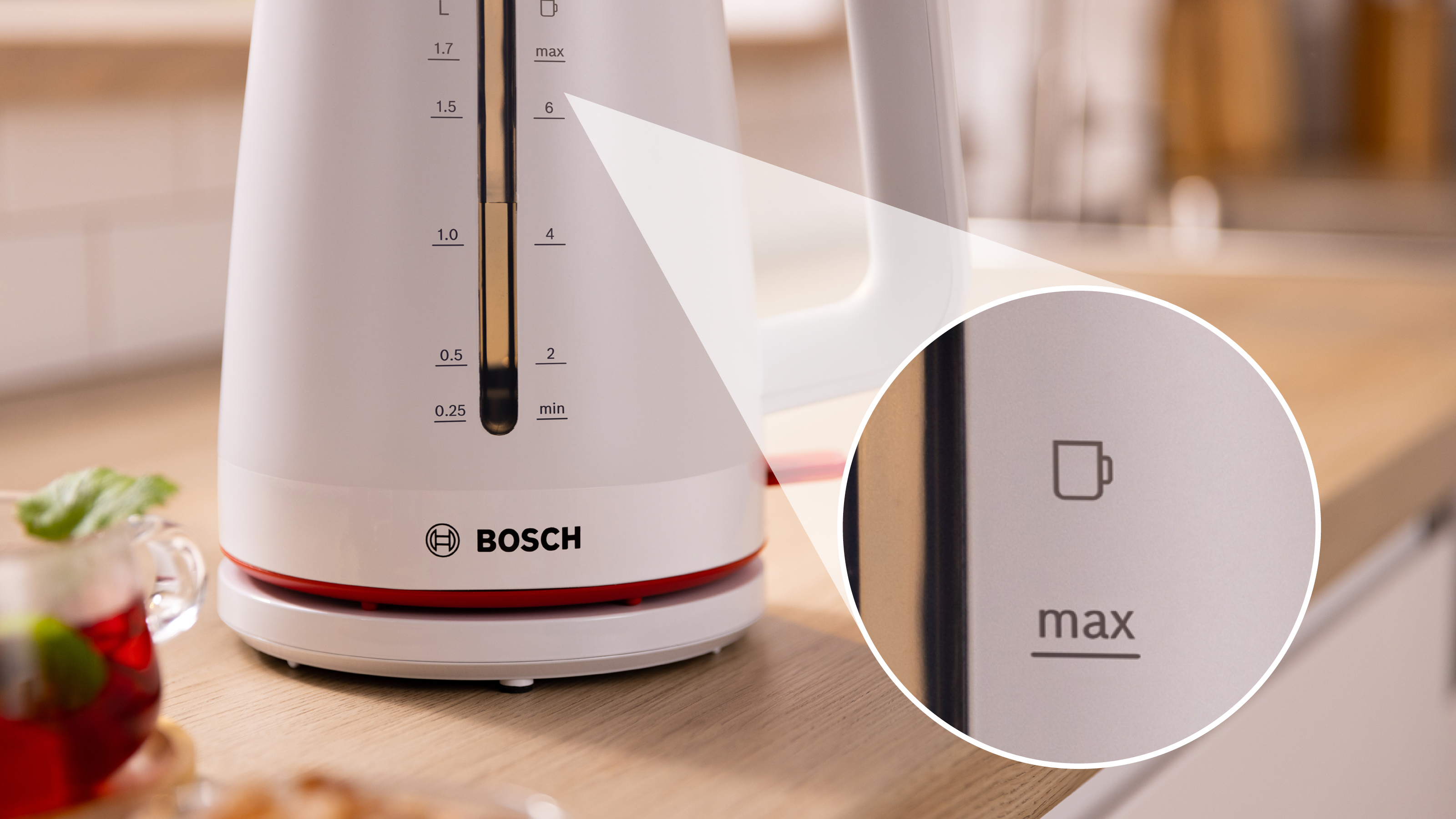 Weißer Wasserkocher mit rotem Sockel, Nahaufnahme des 'max'-Pegels.
