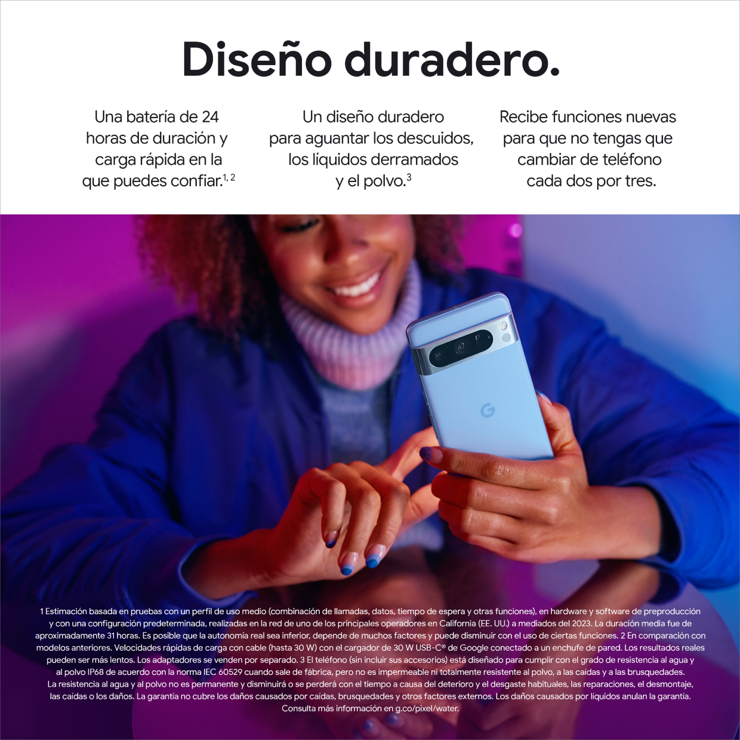 Mujer sosteniendo un teléfono azul Google Pixel 7 Pro.