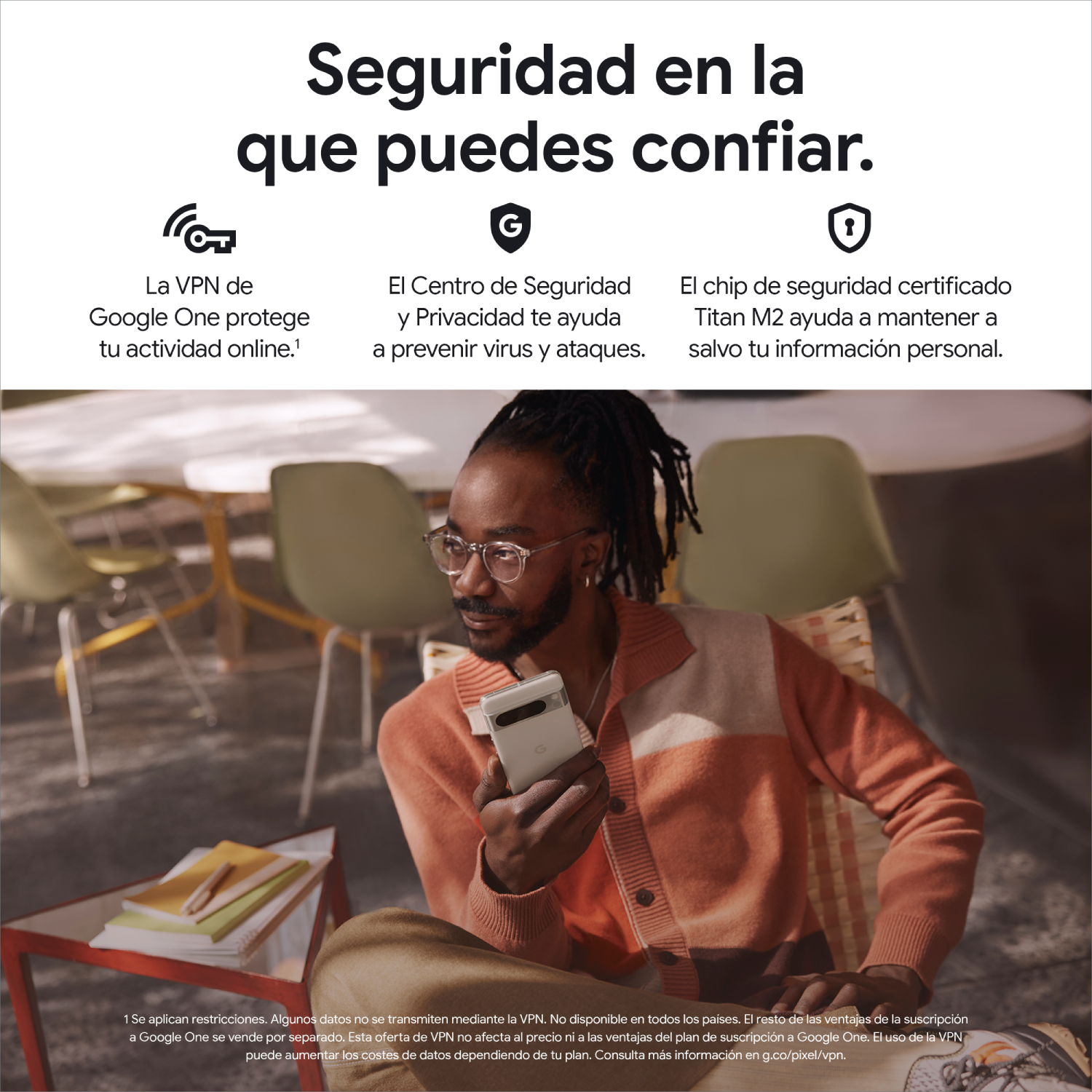 Hombre sosteniendo un teléfono, con texto sobre Google One VPN y chip de seguridad Titan M2.