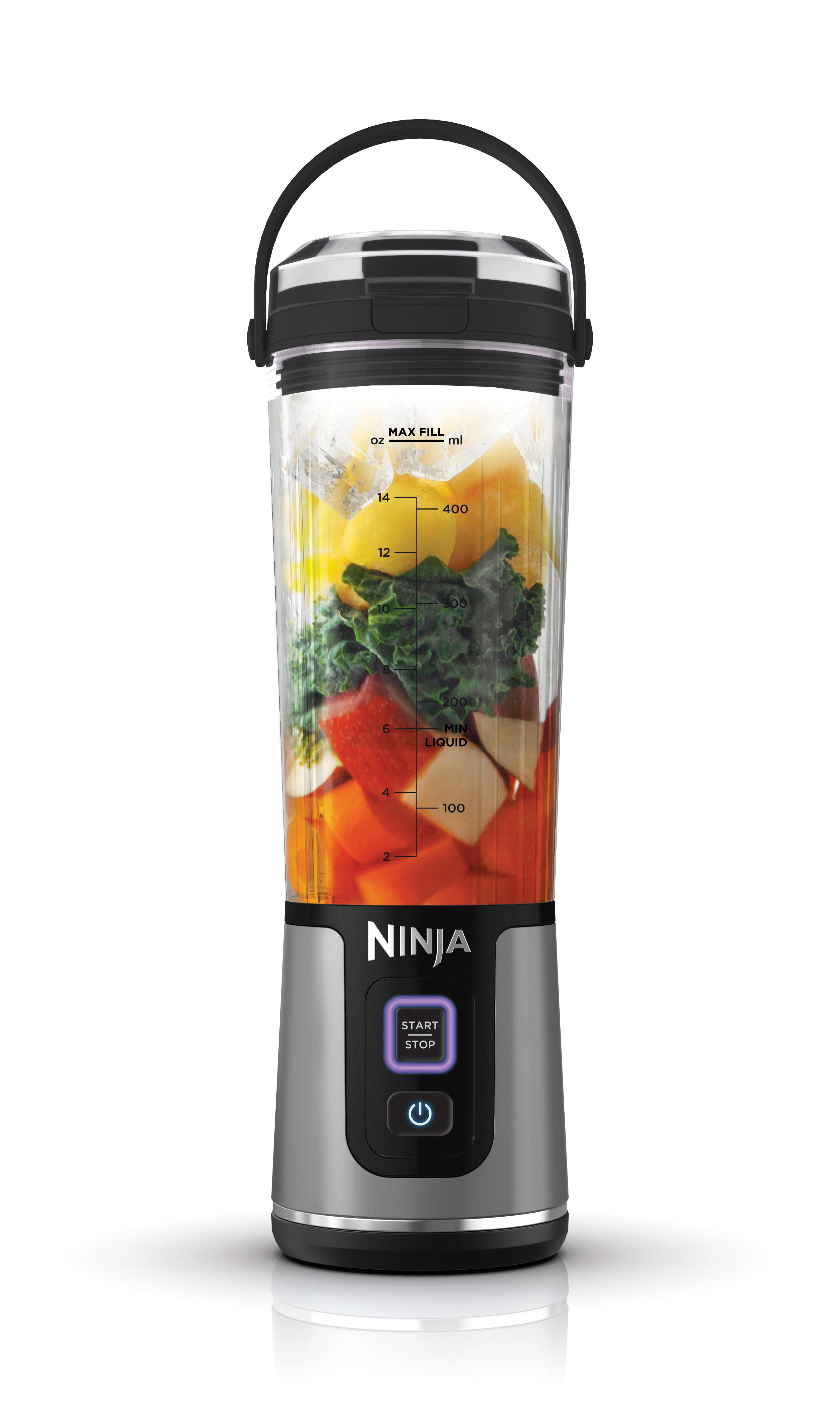 Ein persönlicher Mixer mit Obst und Gemüse im Inneren.