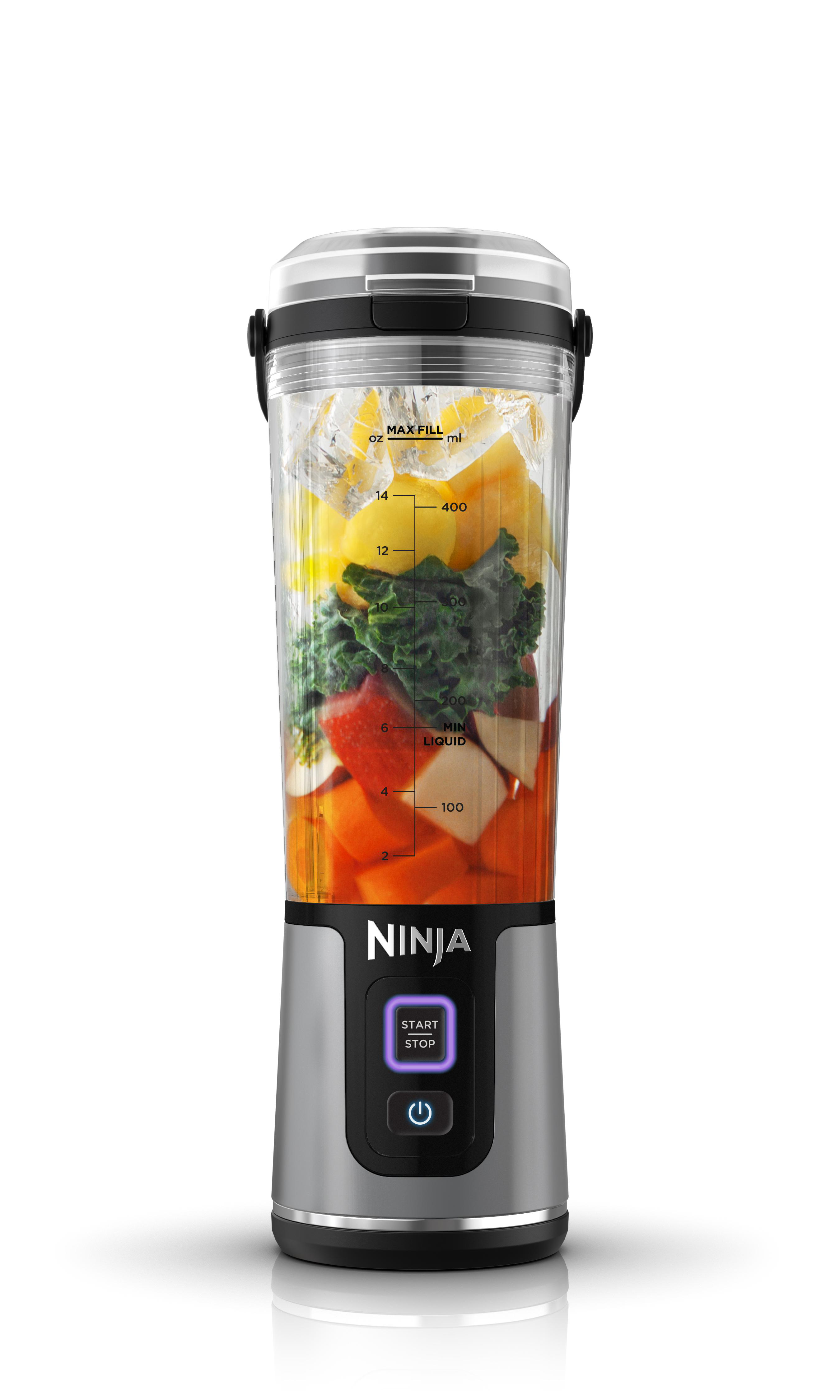 Ein Ninja-Mixer mit Zutaten, bereit zum Mixen.
