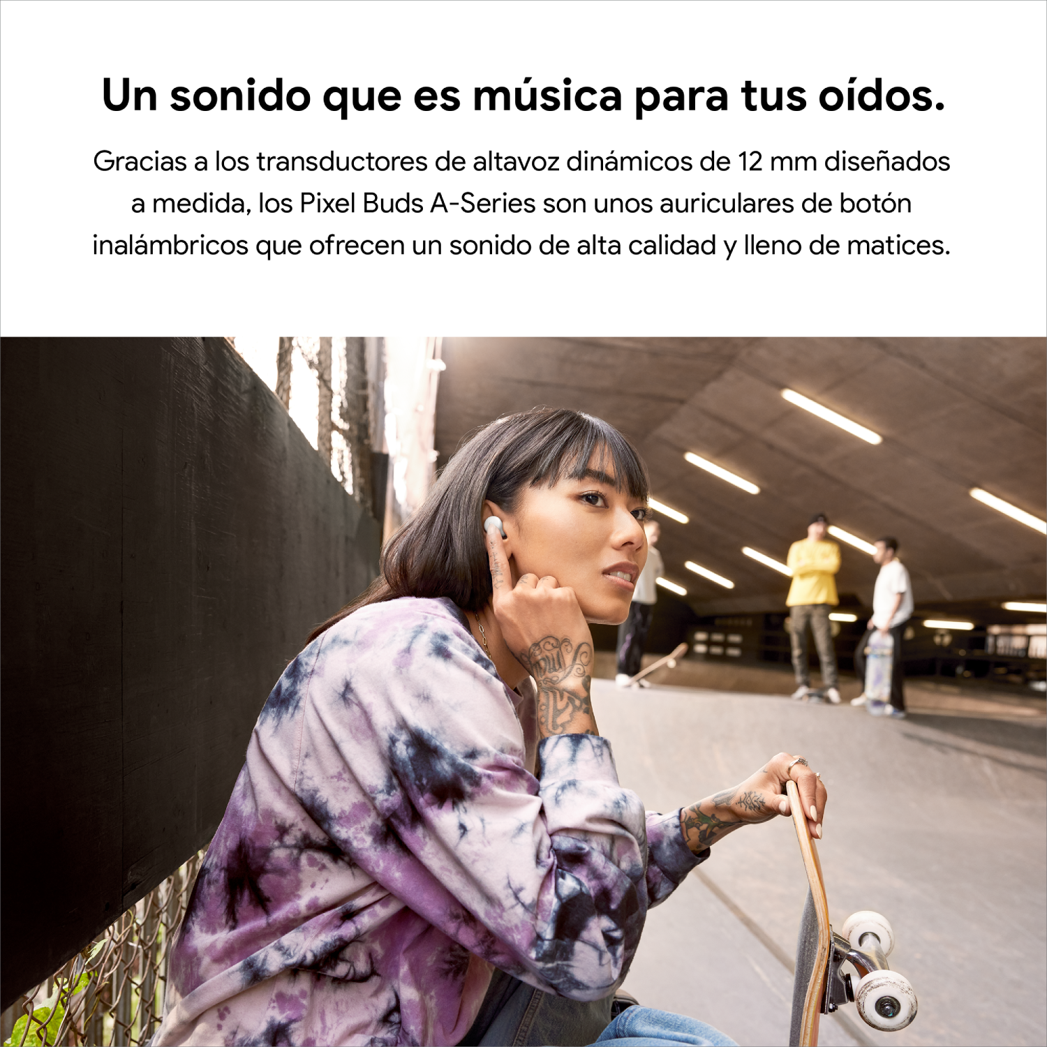 Una mujer con tatuajes que lleva auriculares y sostiene una patineta, con otras personas borrosas en el fondo.