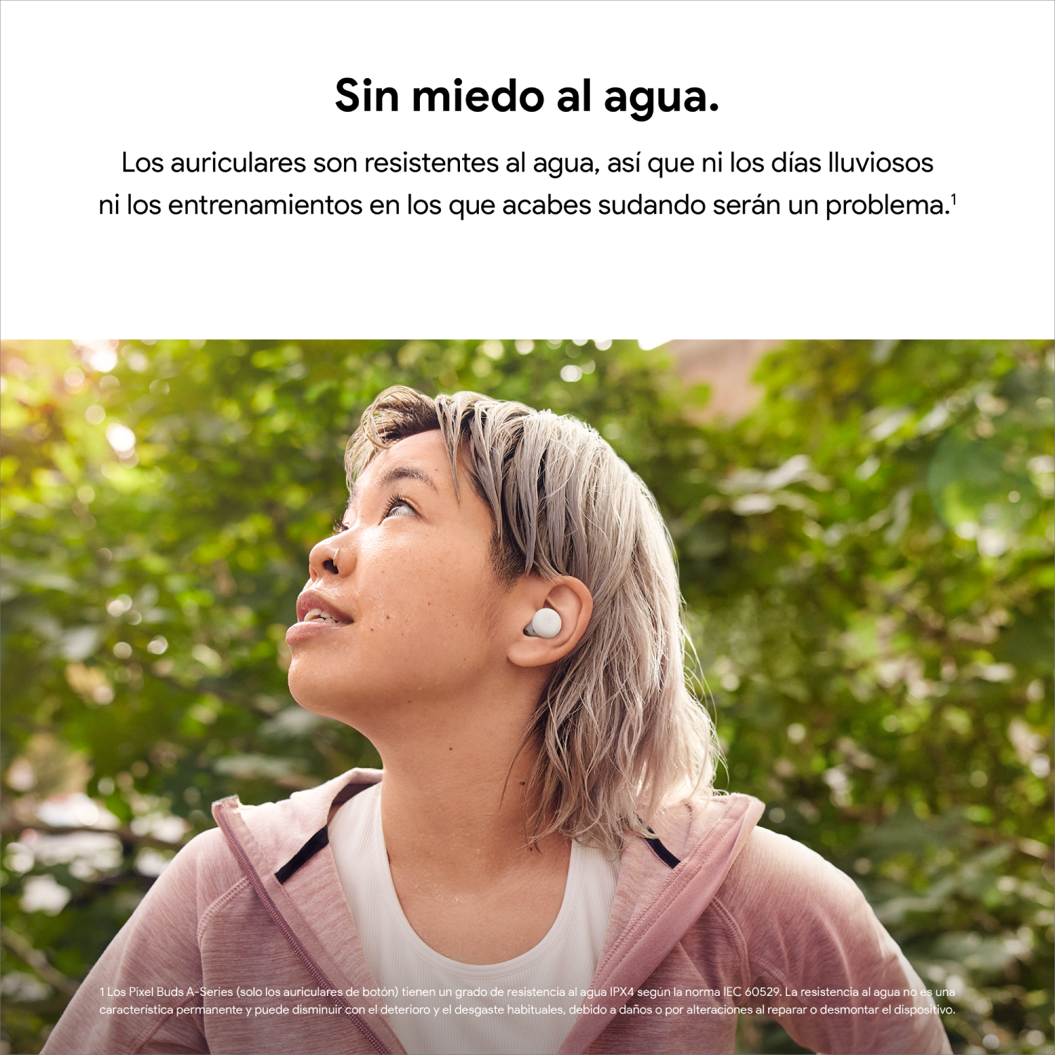 Una mujer con auriculares, mirando hacia arriba, con texto sobre resistencia al agua.