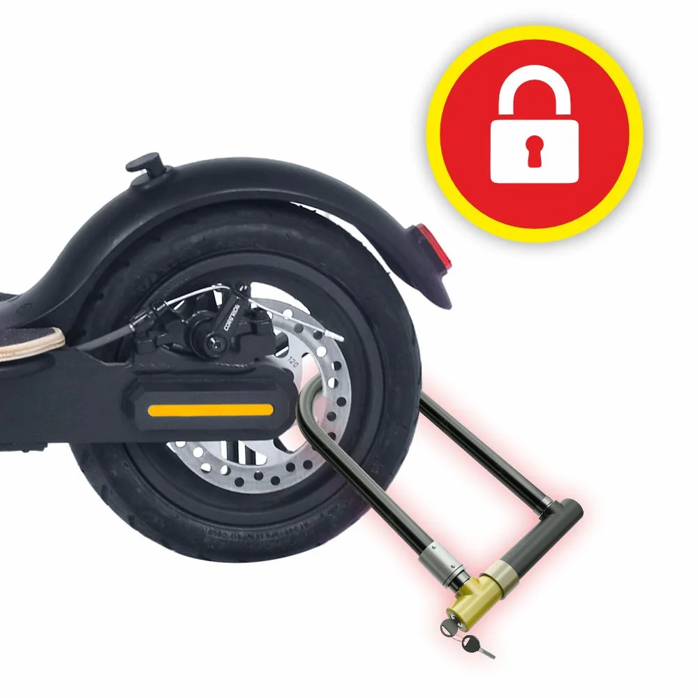 Nogi osoby stojącej na wadze, trzymającej telefon z parametrami ciała.