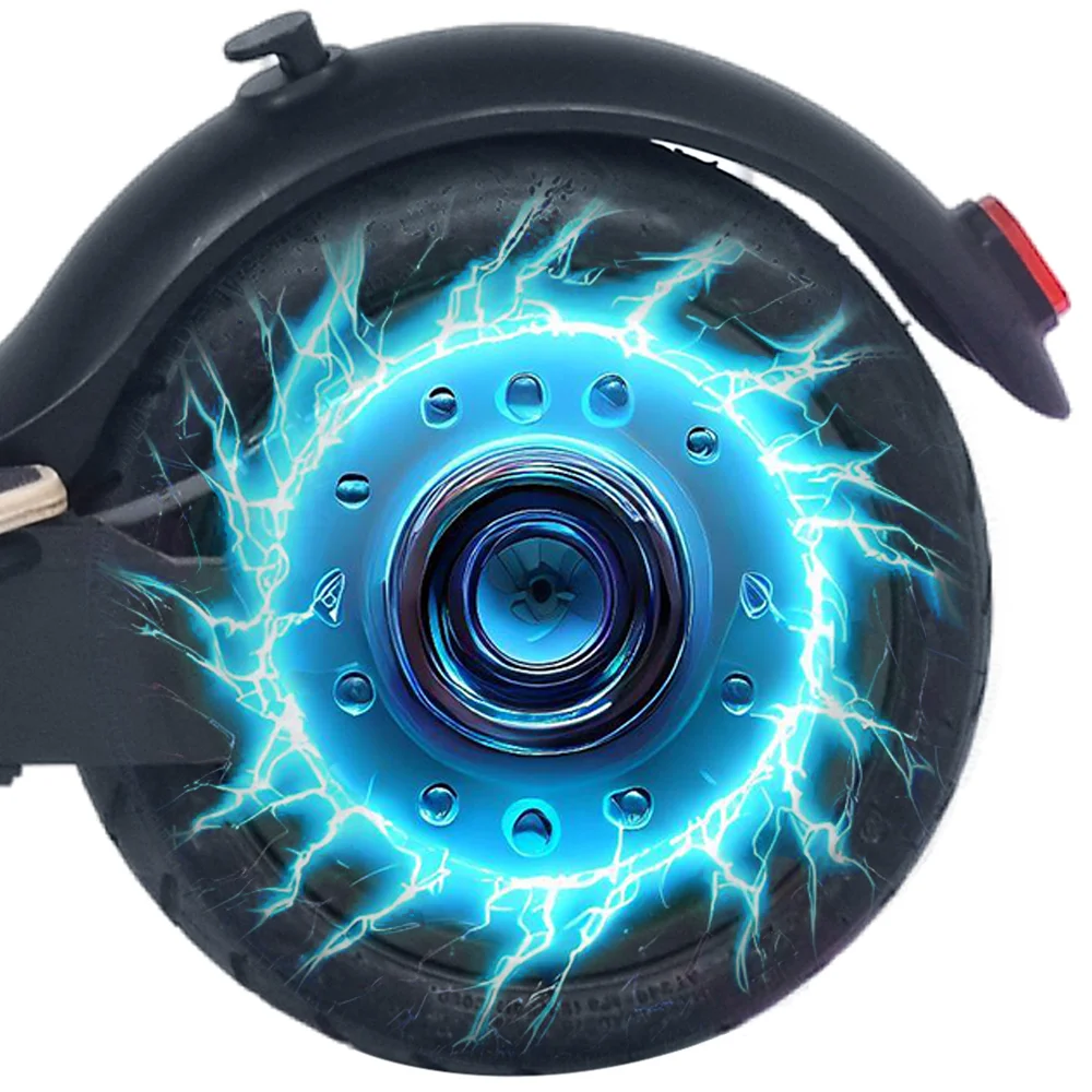 Koło skutera z niebieskimi błyskawicami. Widoczna czarna opona i błotnik.