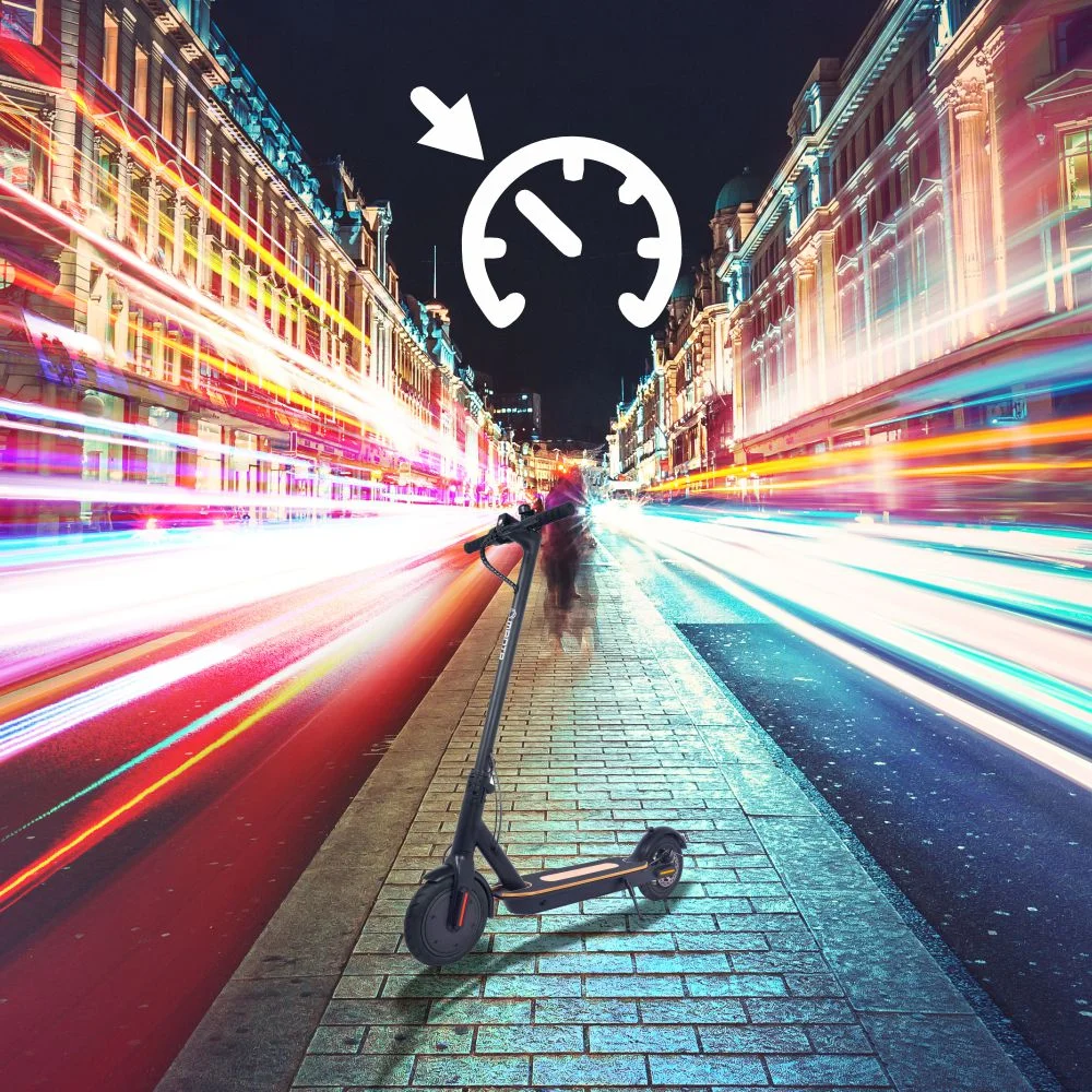Hulajnoga elektryczna na nocnej ulicy, efekt rozmycia ruchu, ikona prędkościomierza.