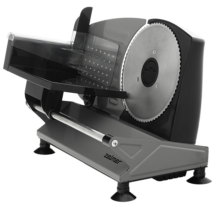 Czarna i szara krajalnica do mięsa z ząbkowanym ostrzem. Posiada przezroczystą plastikową osłonę.