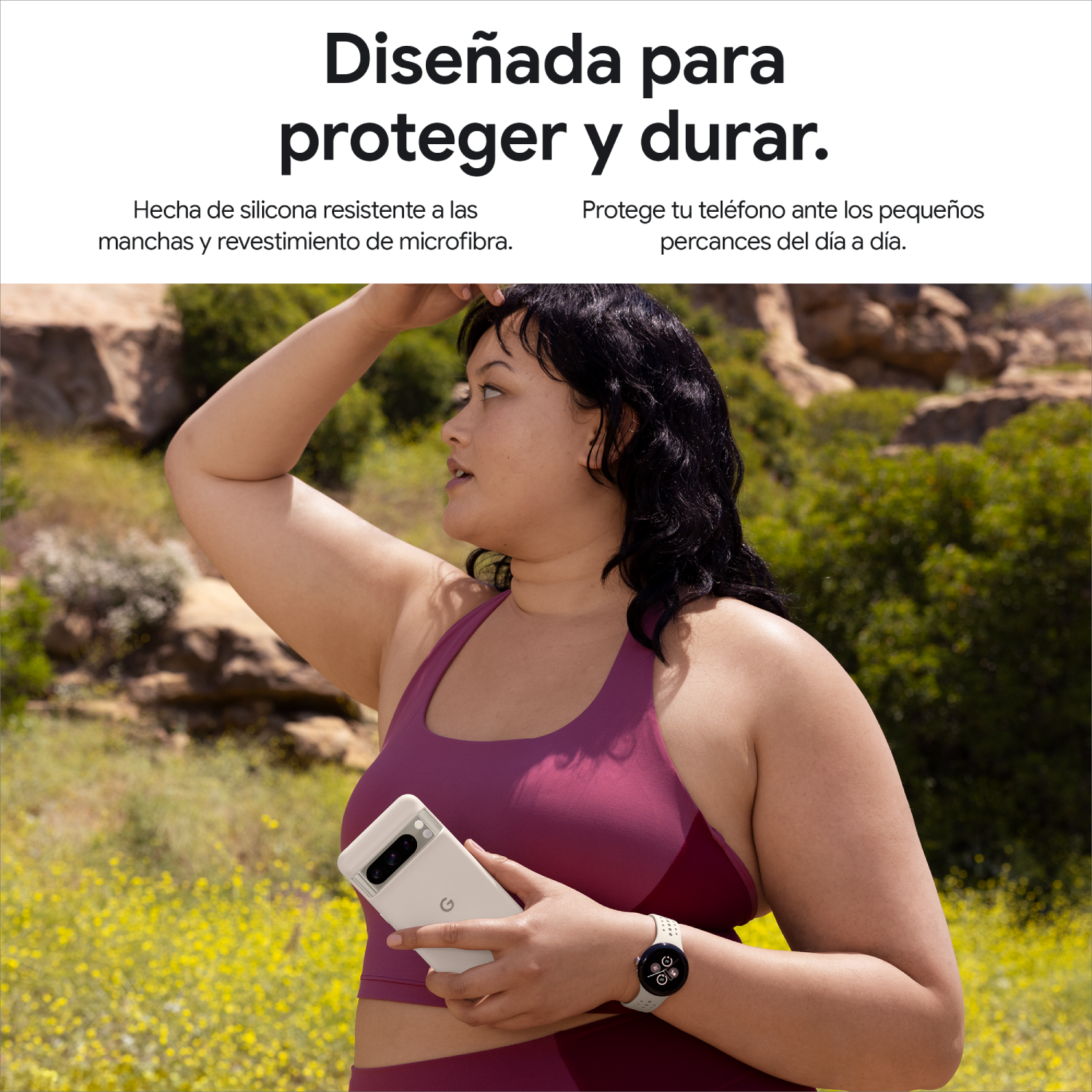 Una mujer en una camiseta sin mangas sosteniendo una funda de teléfono, con fondo de naturaleza.