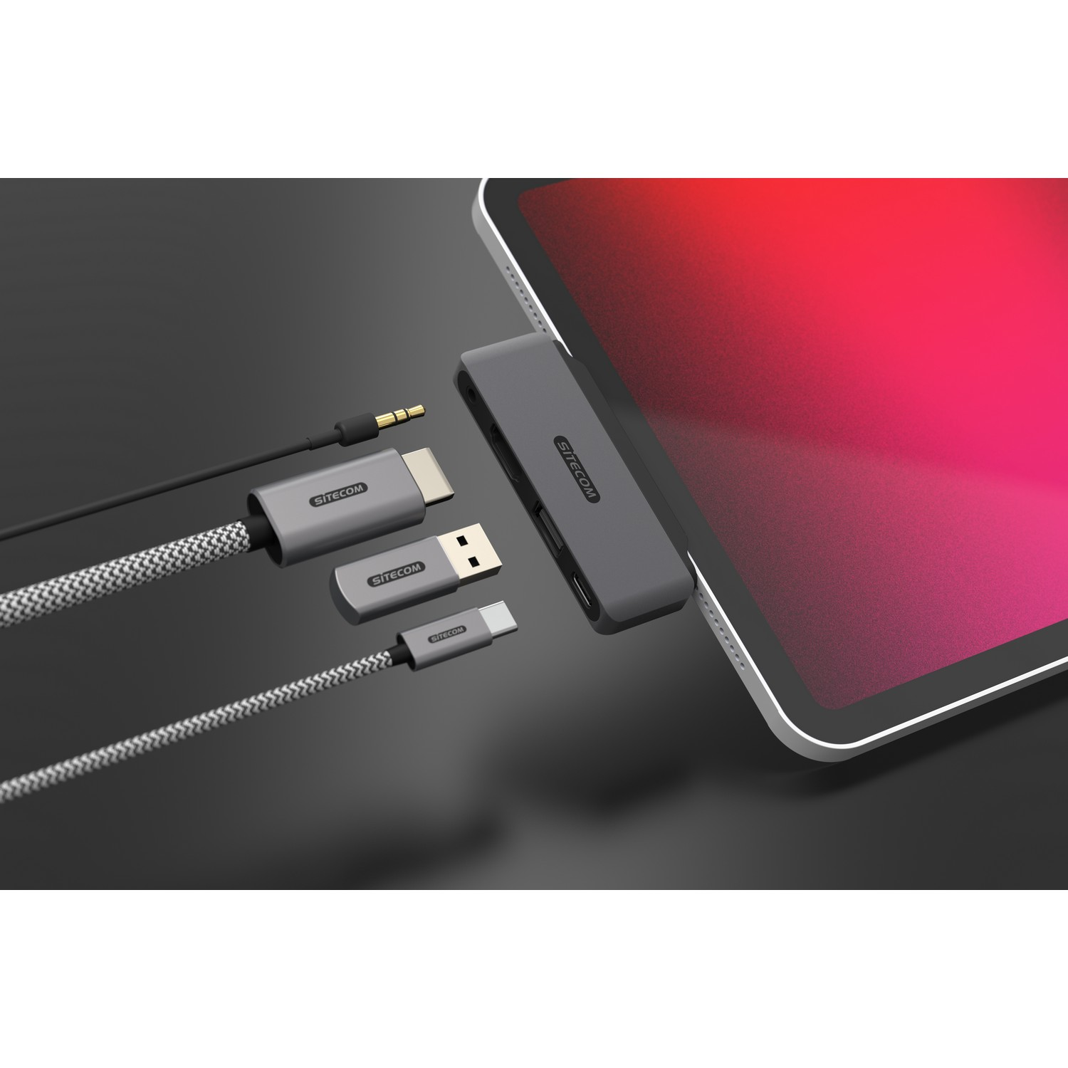 Un hub SITECOM connecté à une tablette avec divers câbles et connecteurs.