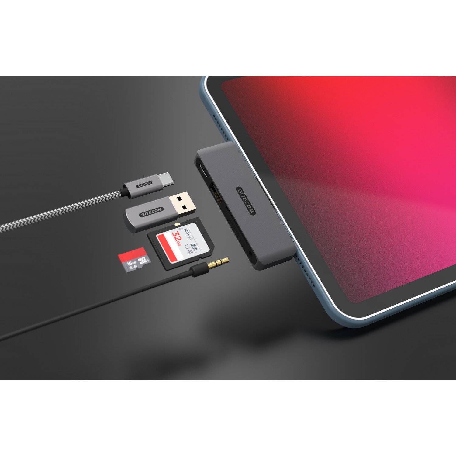 Une tablette connectée à un hub avec plusieurs ports, dont USB, carte SD et audio.