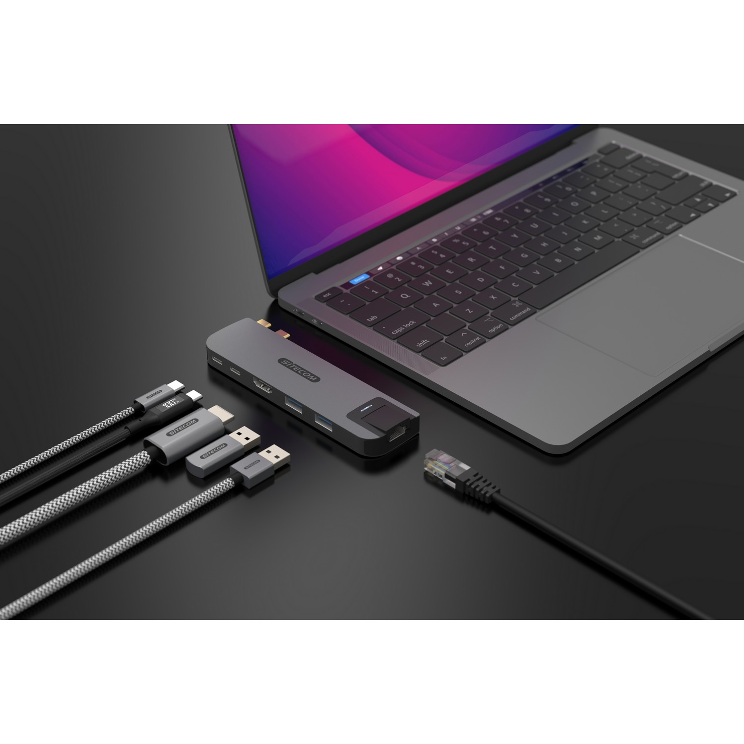 Un ordinateur portable noir et un hub USB gris connecté, plus des câbles et un câble réseau.