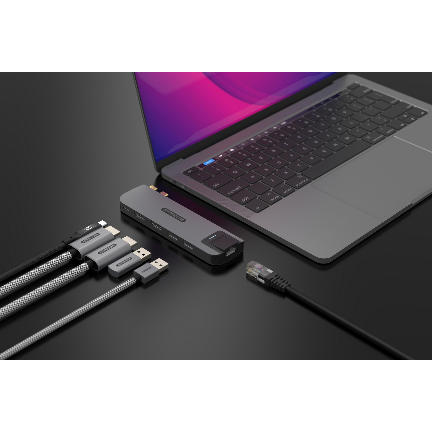 Un ordinateur portable connecté à un hub avec des câbles. Les câbles incluent USB, Ethernet et USB-C. Fond noir.