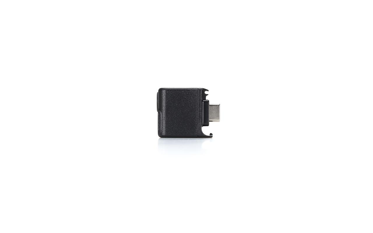 Ein schwarzer USB-C-Adapter auf einer weißen Oberfläche, von der Seite betrachtet.
