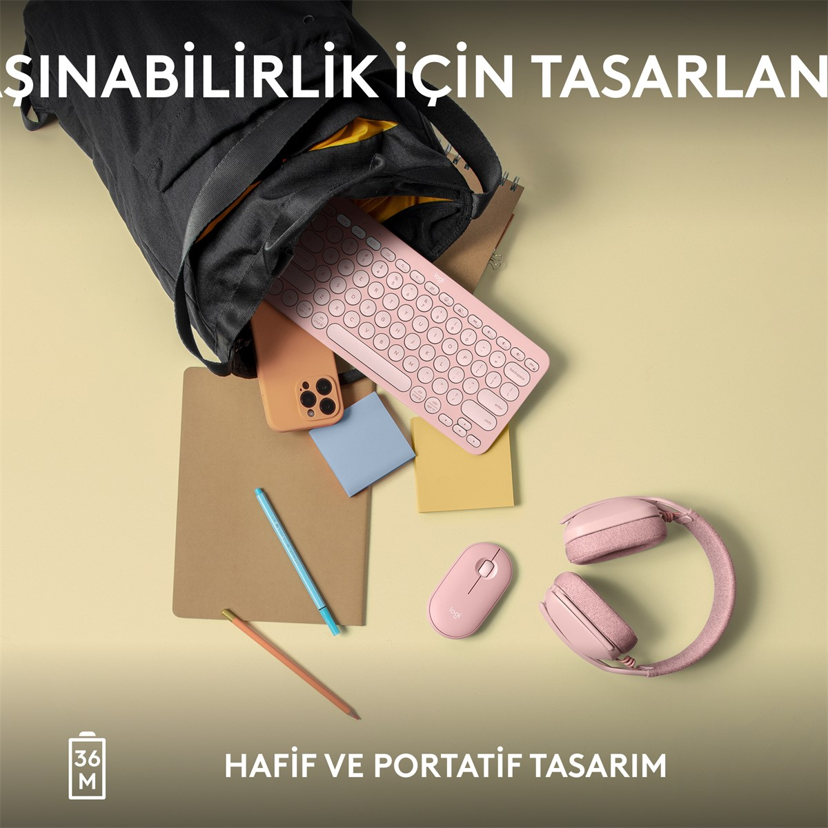 Bir çantadan eşyalar dökülüyor: telefon, klavye, kulaklık, fare.