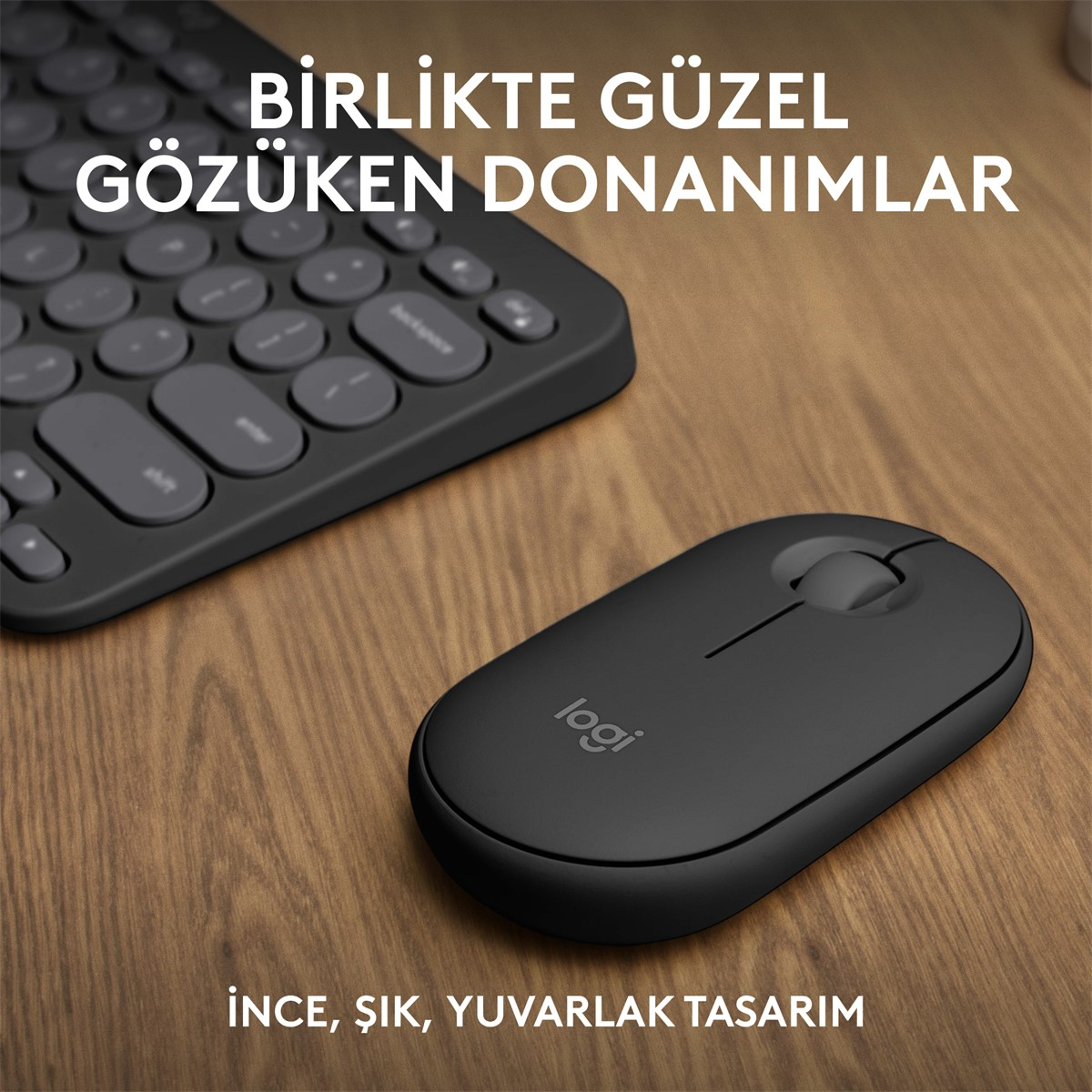 Ahşap bir yüzeyde siyah fare ve klavye. Altta metin.