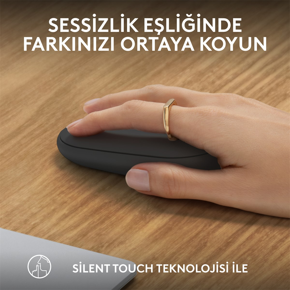 Altın bir yüzük takan bir el, ahşap bir yüzey üzerinde siyah bir fareye yaslanıyor, Türkçe metinle.