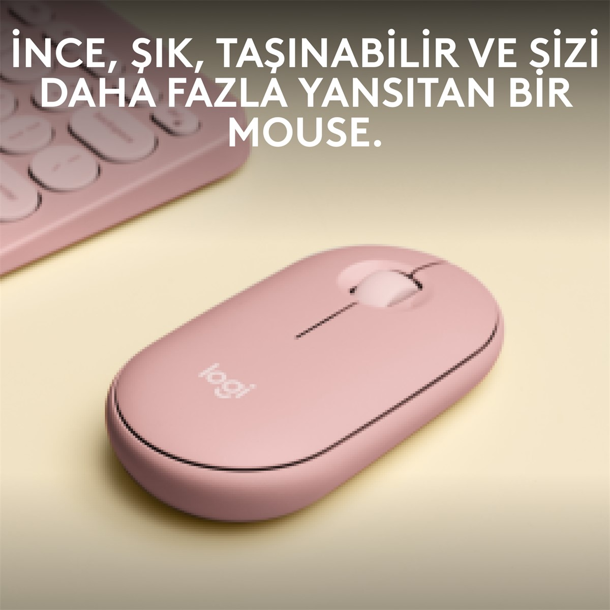 Açık sarı bir yüzeyde pembe bir Logitech fare. Oval şeklinde, kaydırma tekerleği var ve logo görünüyor.