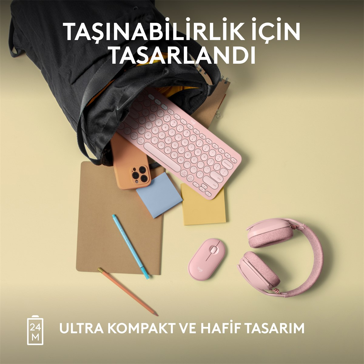 Siyah bir çantadan dökülen pembe klavye, fare ve kulaklıklar, açık bir arka plan üzerinde.
