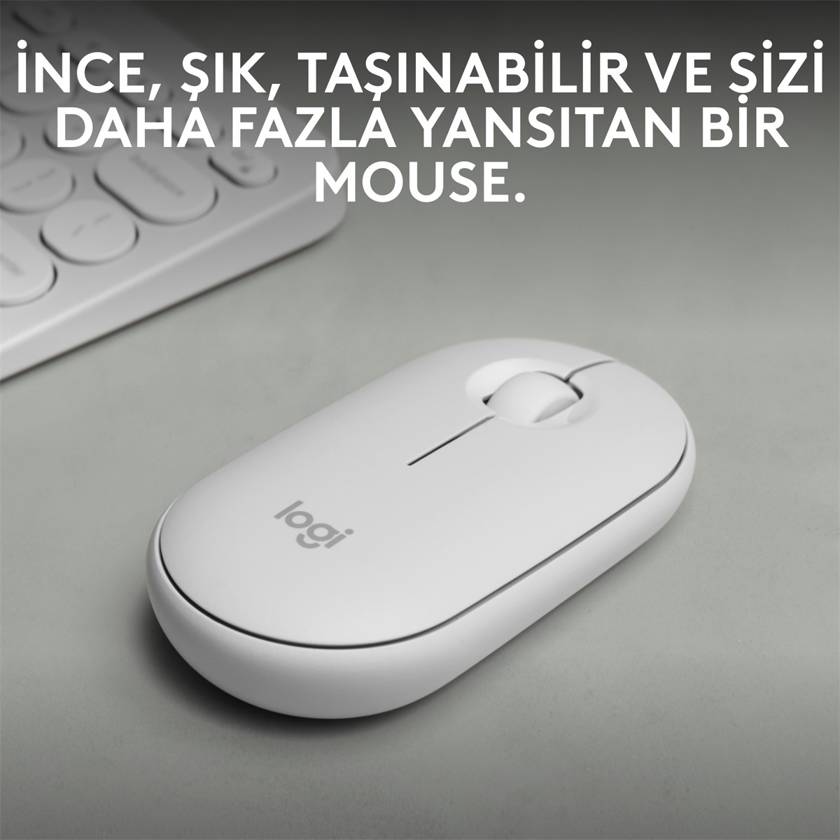 Üzerinde tabak ve bardakların bulunduğu bir masa, metin.