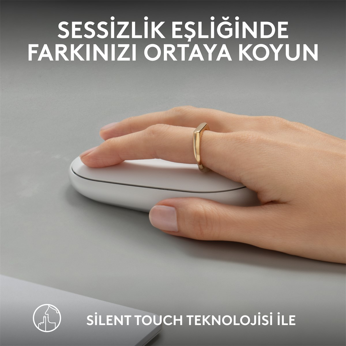 At arabası, gelin, damat ve süslemelerle bir oyuncak düğün sahnesi.