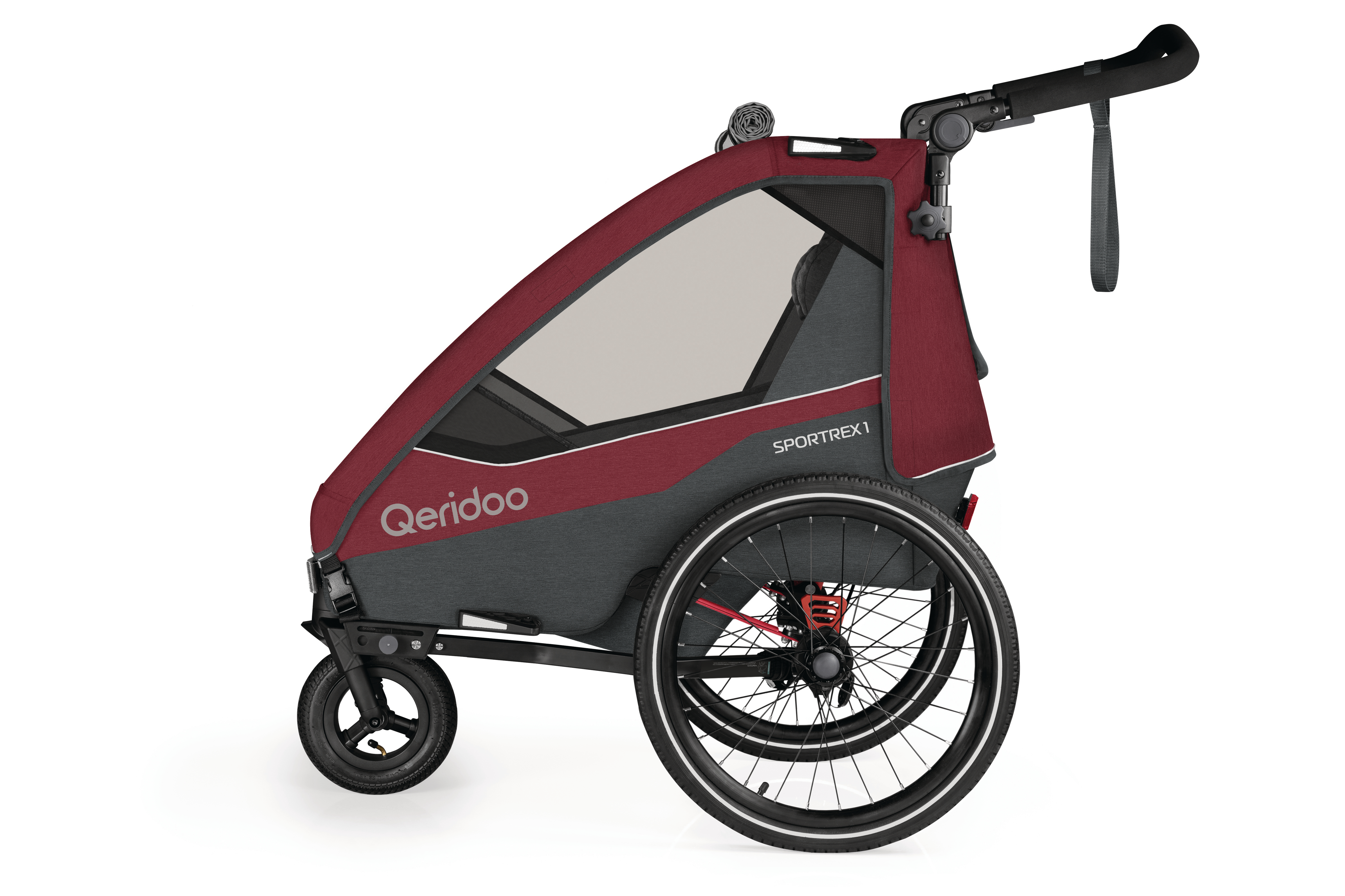 Ein maroon- und grauer Qeridoo Sportrex 1 Kinderfahrradanhänger auf weißem Hintergrund.