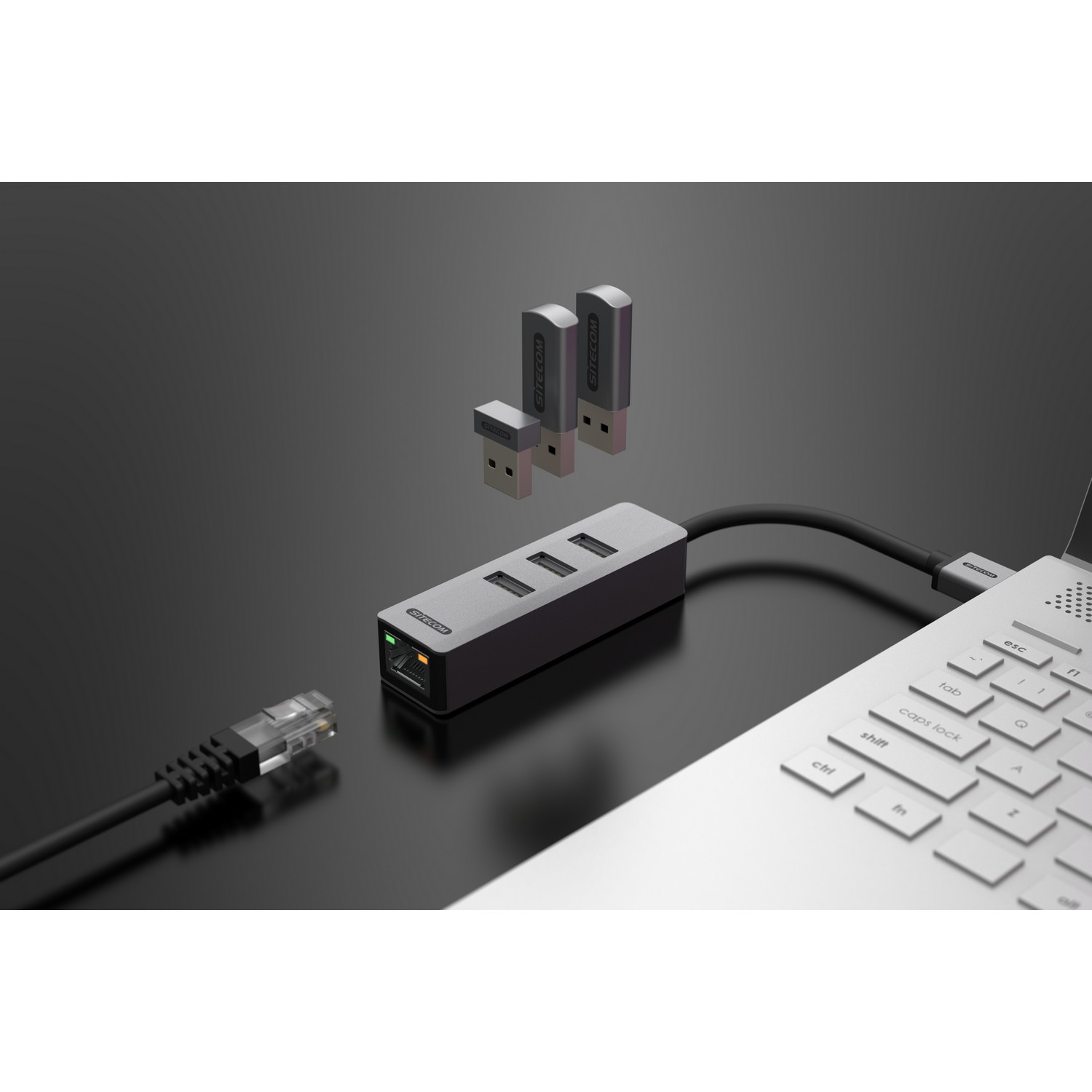 Un hub USB avec plusieurs ports, un ordinateur portable et d'autres lecteurs USB.