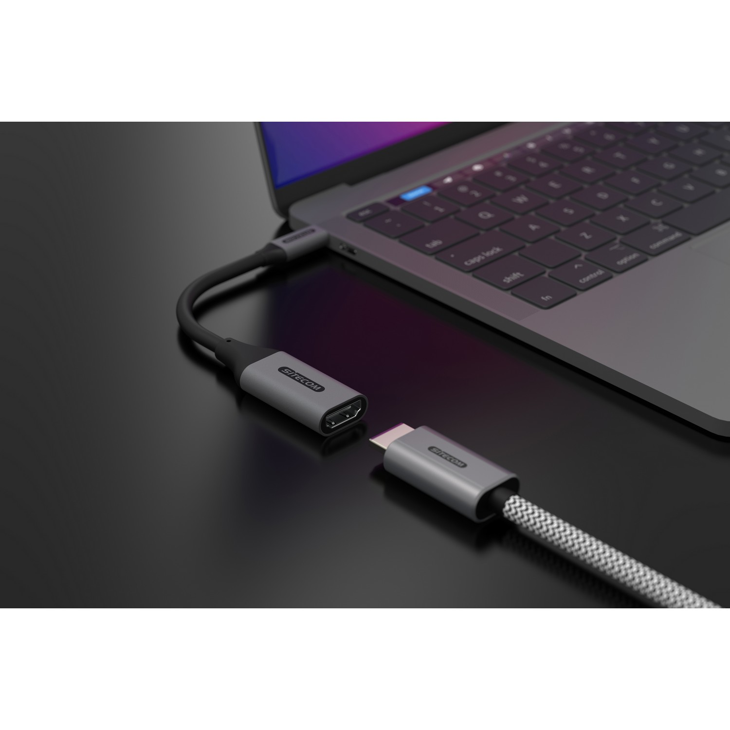 Un ordinateur portable connecté à un adaptateur USB-C vers HDMI, montrant l'adaptateur et le câble.
