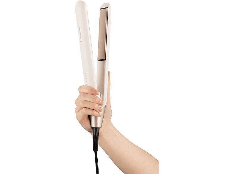 Una mano sosteniendo una plancha de pelo blanca y dorada. El fondo es blanco.