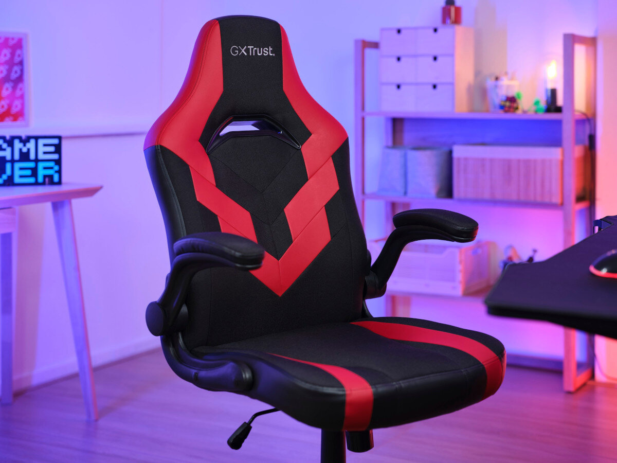 Czarny i czerwony fotel gamingowy GXTrust z zagłówkiem i podłokietnikami.