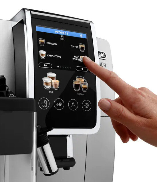 Ręka osoby naciska przycisk na ekranie dotykowym ekspresu do kawy. Ekran wyświetla opcje kawy.
