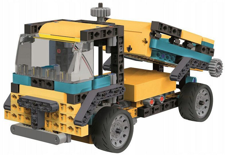 Zabawkowa ciężarówka wykonana z żółtych, niebieskich i czarnych elementów. Ma duży pojemnik i koła.