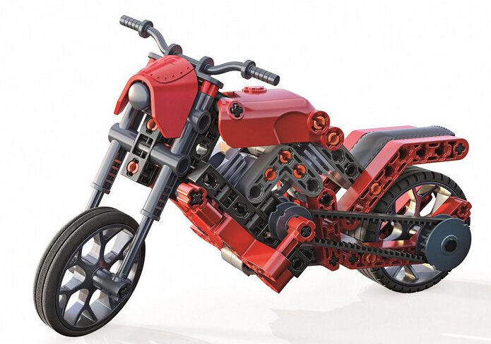Czerwony i czarny motocykl zabawkowy, złożony z połączonych ze sobą plastikowych elementów.