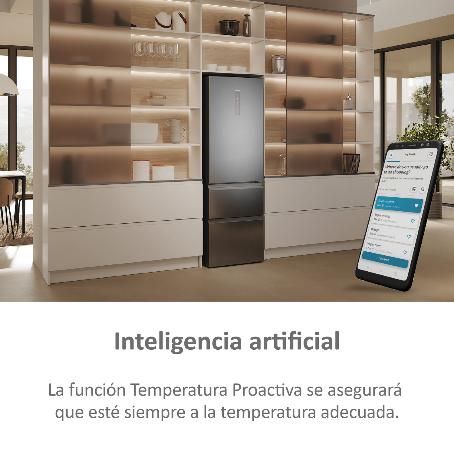 Un frigorífico en una cocina moderna con la pantalla del teléfono mostrando la lista de compras.