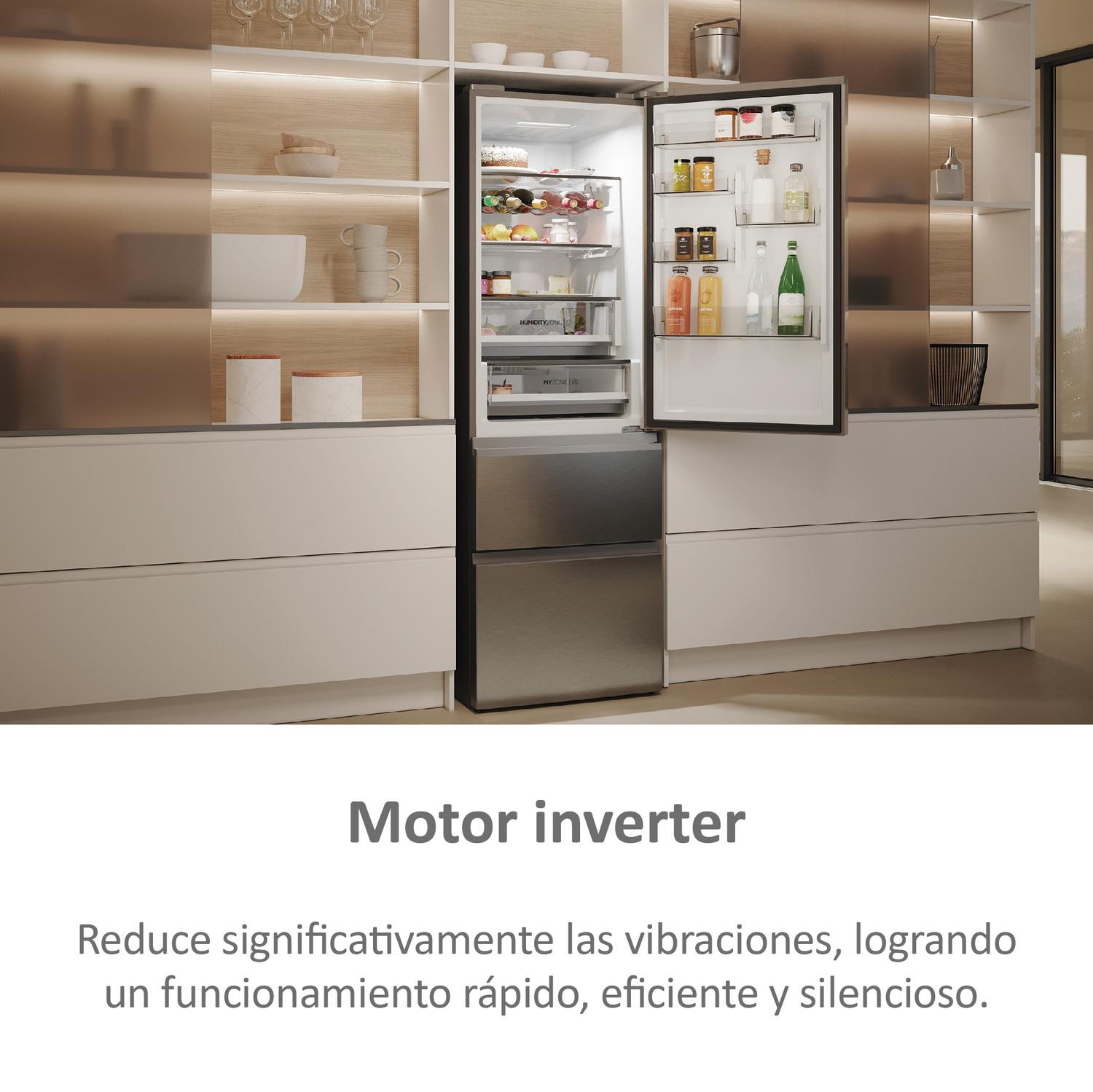 Refrigerador con puerta abierta mostrando comida. Gabinetes blancos y de madera. Texto: Motor inversor.