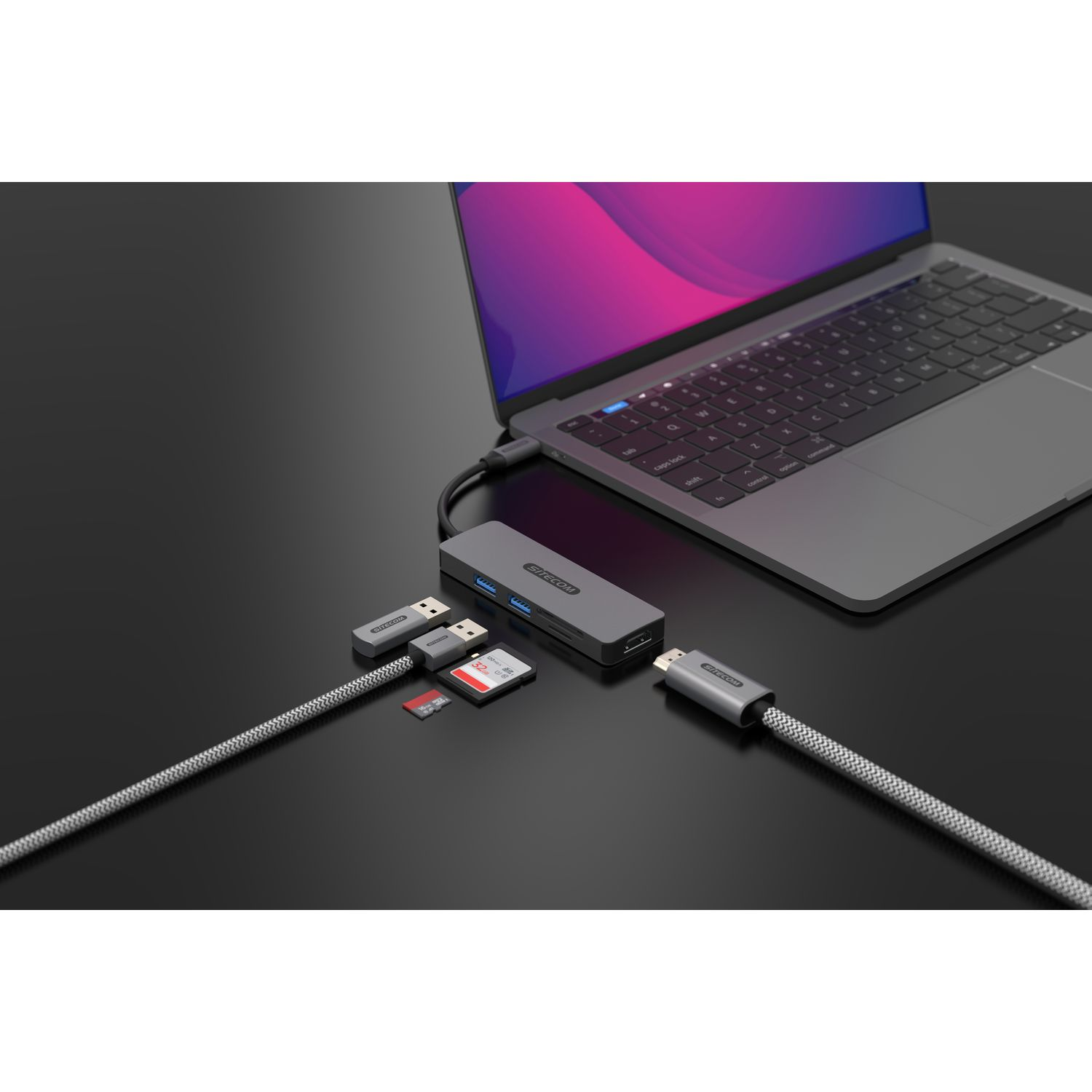 Un ordinateur portable connecté à un hub avec des lecteurs USB, des cartes SD et un câble USB-C.