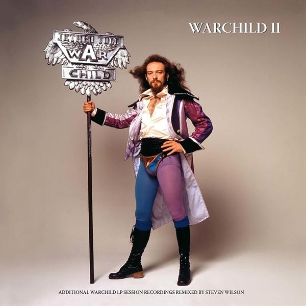 Album borító: jelmezes férfi WARCHILD II feliratú táblával.