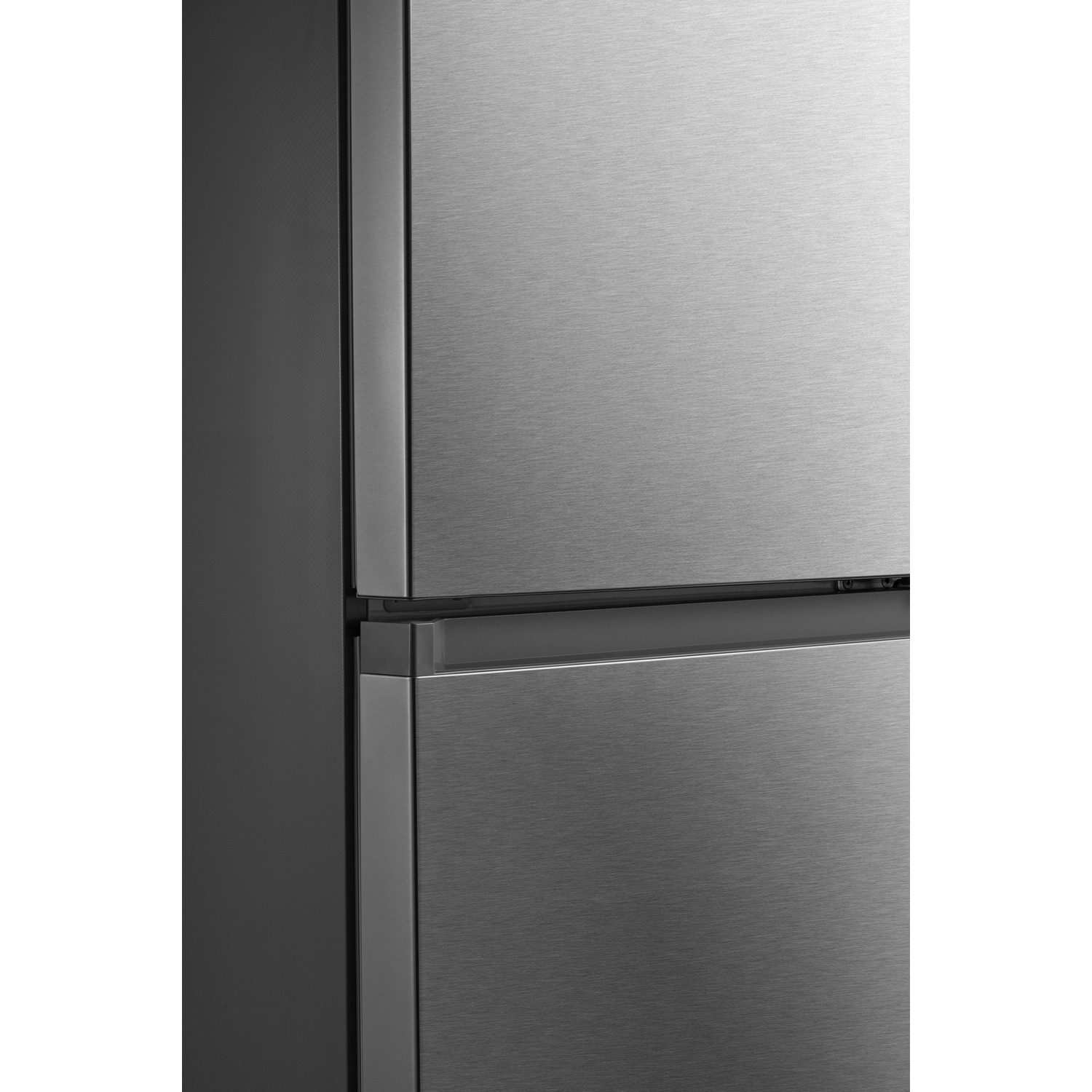 Gros plan sur une porte de réfrigérateur en acier brossé. Panneau latéral gris foncé à gauche.