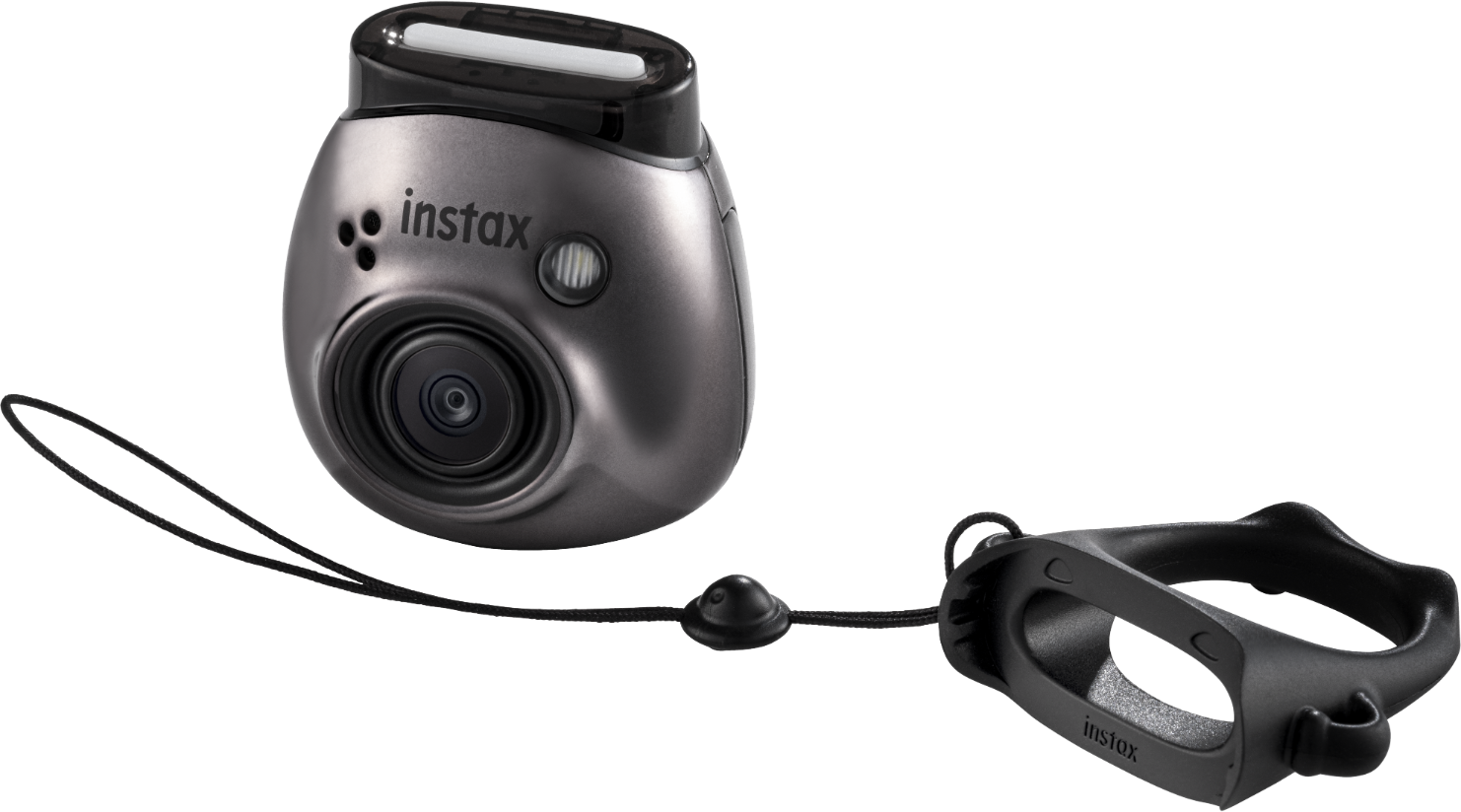 Appareil photo Instax avec une sangle. Corps gris et sangle noire avec dragonne.