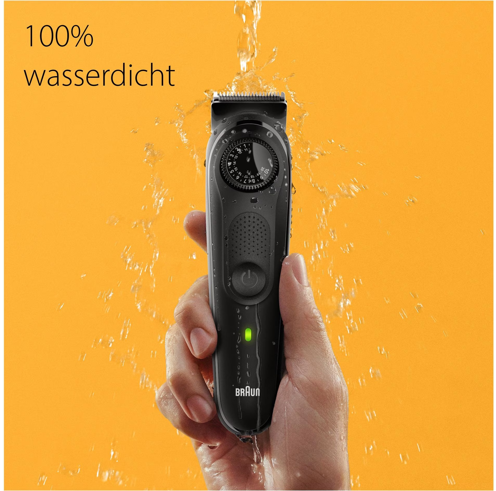 Ein schwarzer Braun-Barttrimmer wird in einer Hand gehalten, mit Wasser, das darüber fließt, vor einem orangefarbenen Hintergrund.