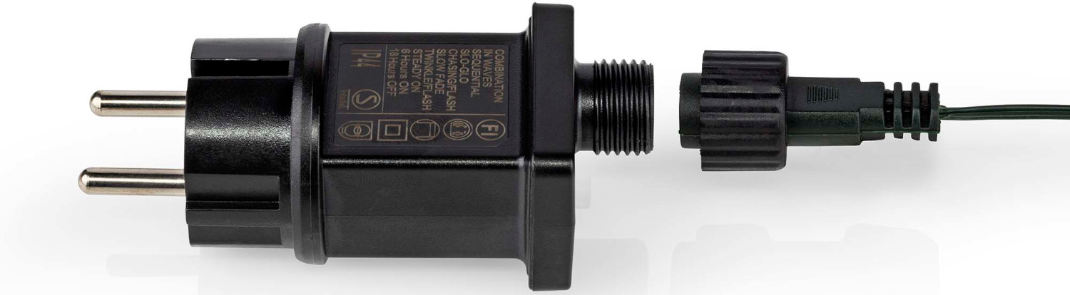 Zwarte kerstverlichtingconnector met een stekker en een verbindingsuiteinde op een witte achtergrond.