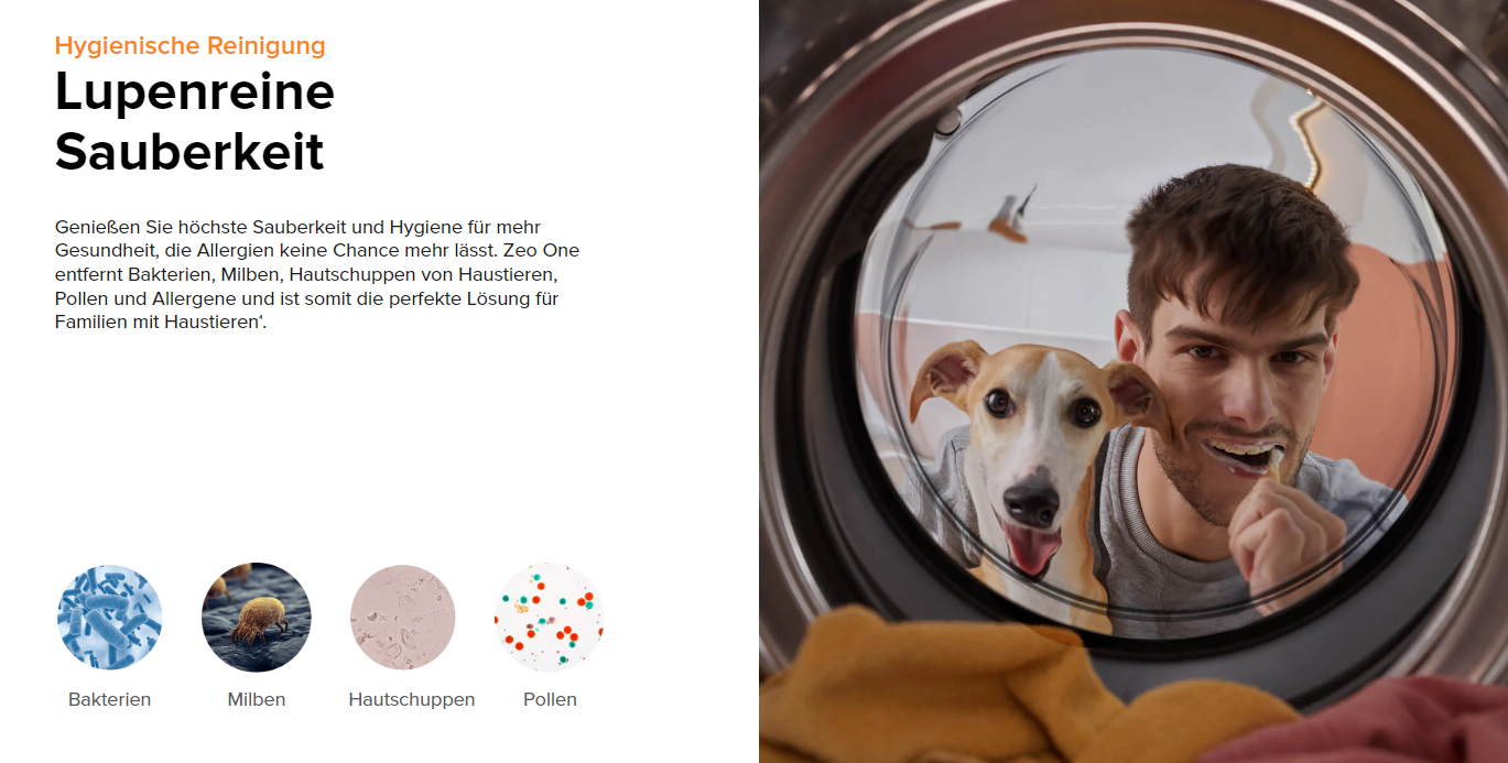 Ein Mann putzt sich die Zähne mit einem Hund in einer Waschmaschine. Der Hund ist hellbraun und weiß. Der Mann lächelt.