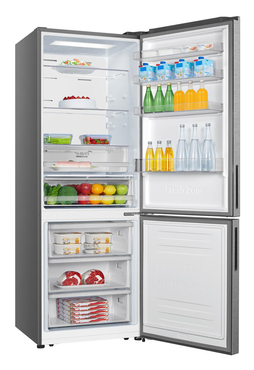 Geöffneter Kühlschrank mit Inhalt. Früchte, Gemüse, Getränke und Tiefkühlware sind sichtbar.