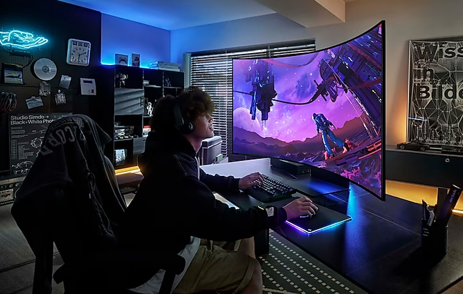 Gamer mit Kopfhörern spielt an einem gekrümmten Monitor, dunkler Raum, Neonlichter.