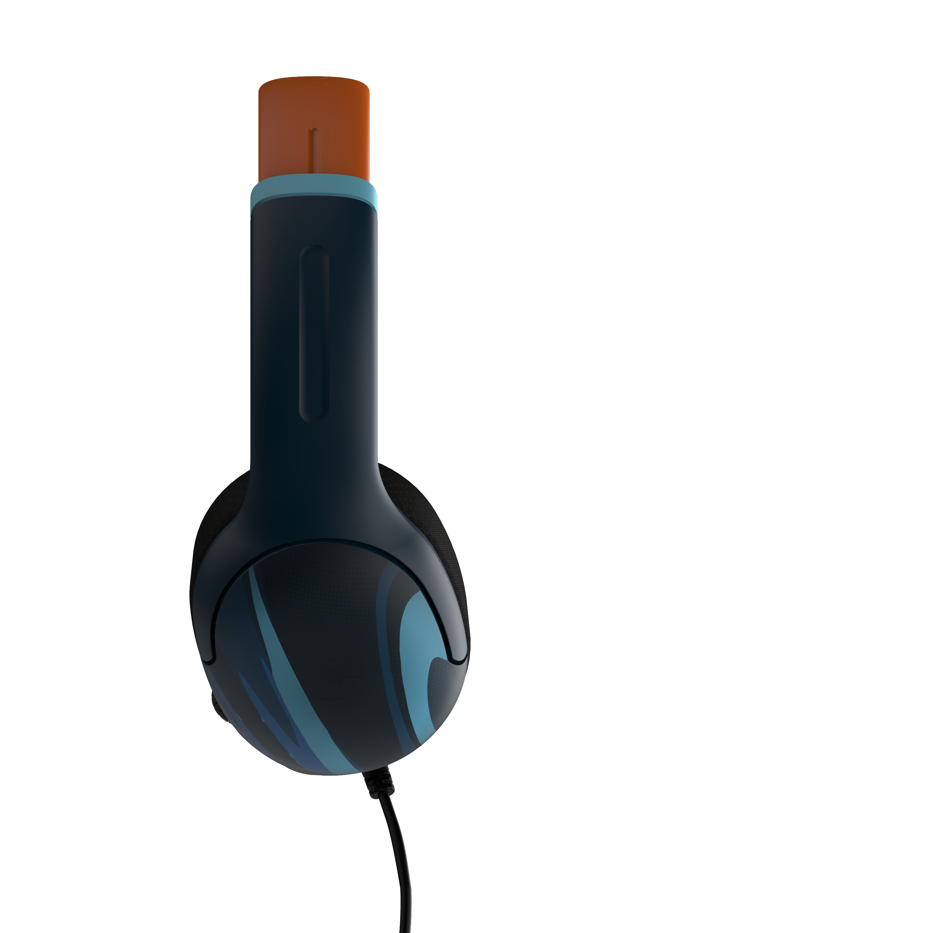 Ein schwarzes und blaues Headset mit orangefarbenem Ladeanschluss, isoliert vor schwarzem Hintergrund.