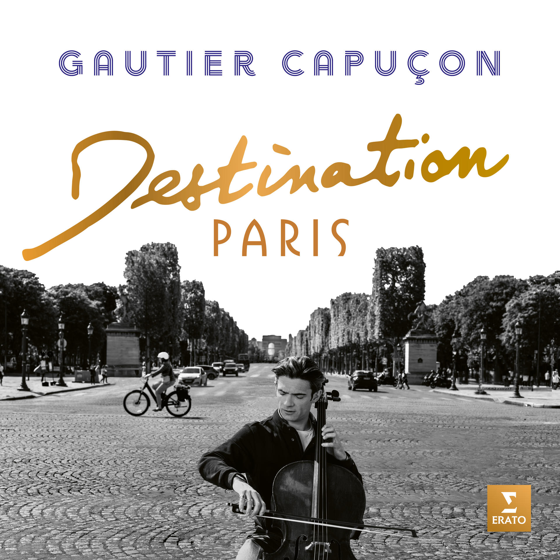 Albumcover 'Destination Paris', Gautier Capuçon spielt Cello auf einer Pariser Straße.