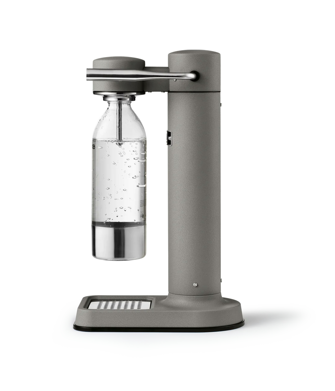 Grauer Soda-Maker mit Glasflasche und Wasser. Die Basis hat ein kleines Gitter.